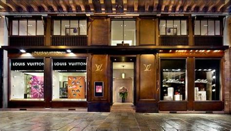 le propriétaire de louis vuitton